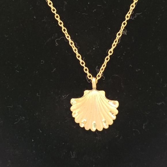 Jewelry - Pretty Shell Shape Necklace